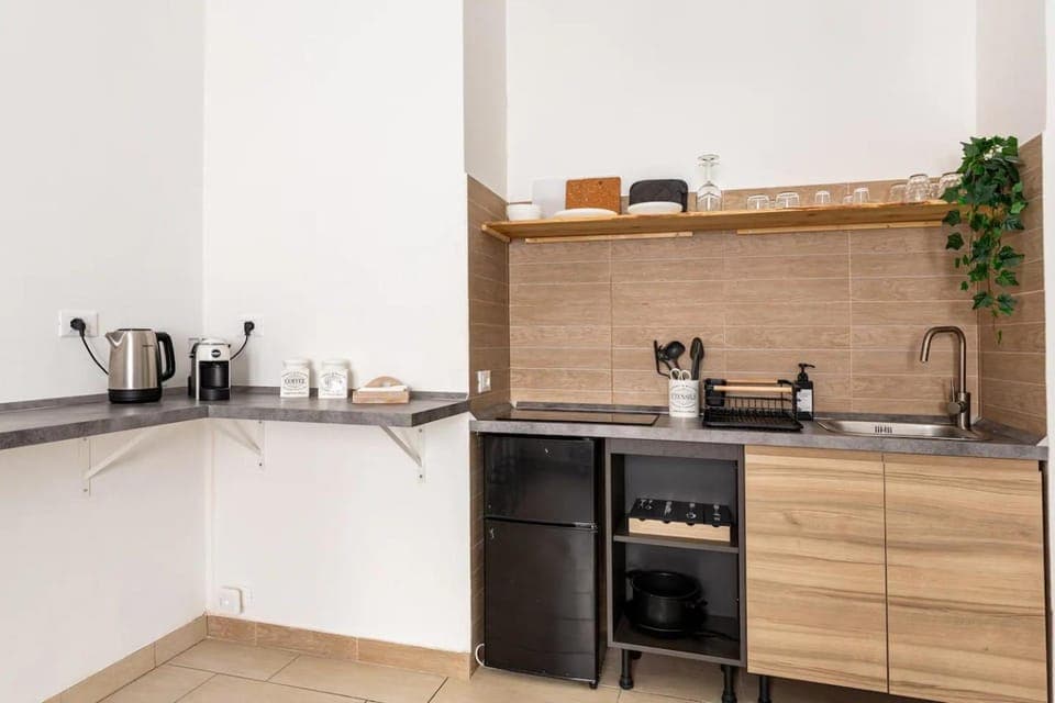 Coffee/tea facilities, Kitchen or kitchenette, stove