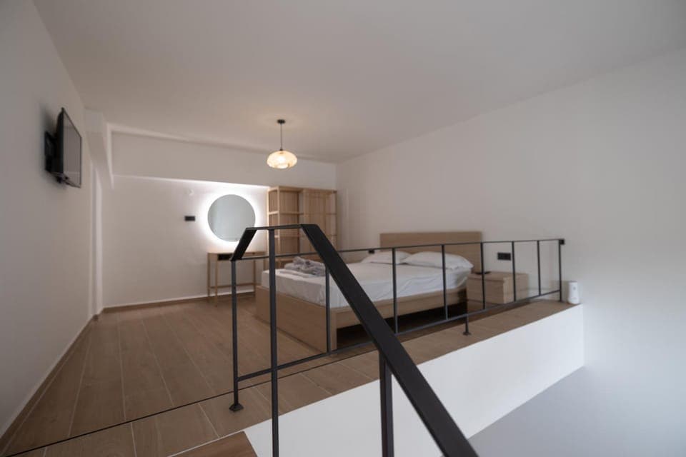 Bed, TV and multimedia, Photo of the whole room, Bedroom