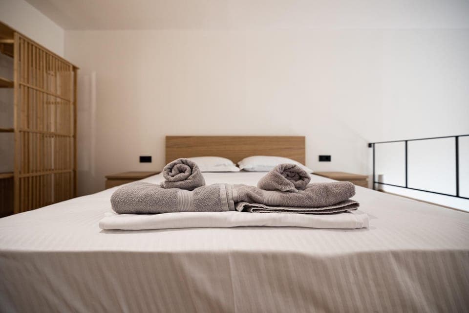 Bed, Photo of the whole room, Bedroom, towels
