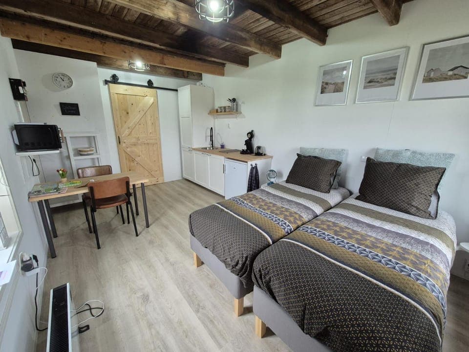 Property building, Bed, Kitchen or kitchenette, Photo of the whole room, Dining area, Bedroom