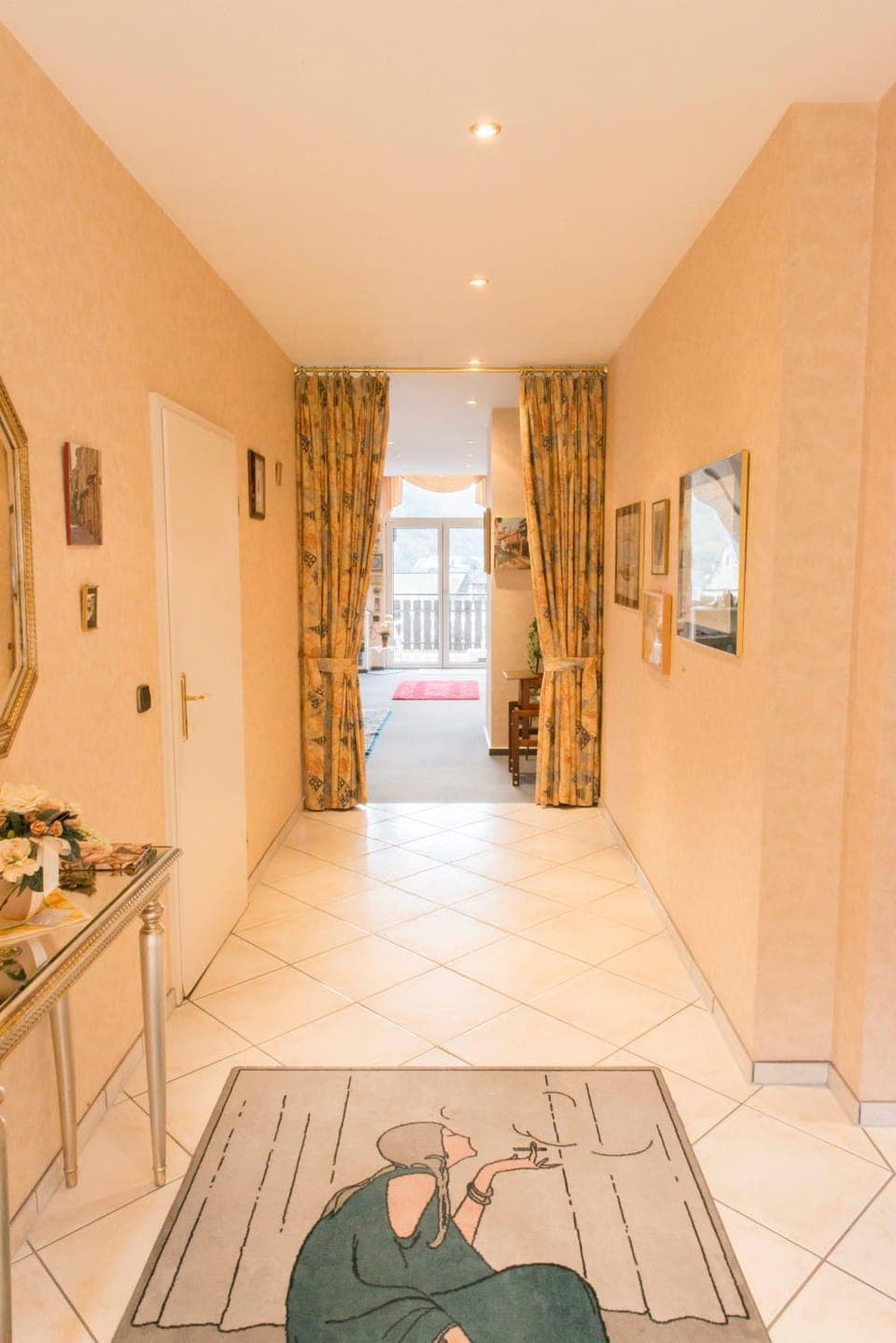 Facade/entrance, Photo of the whole room