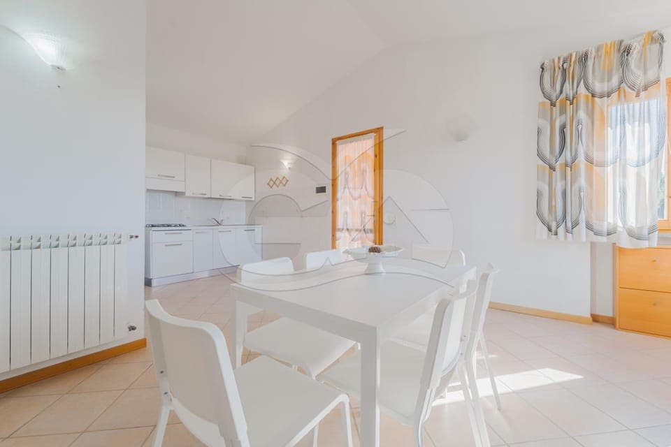 Kitchen or kitchenette, Dining area, stove