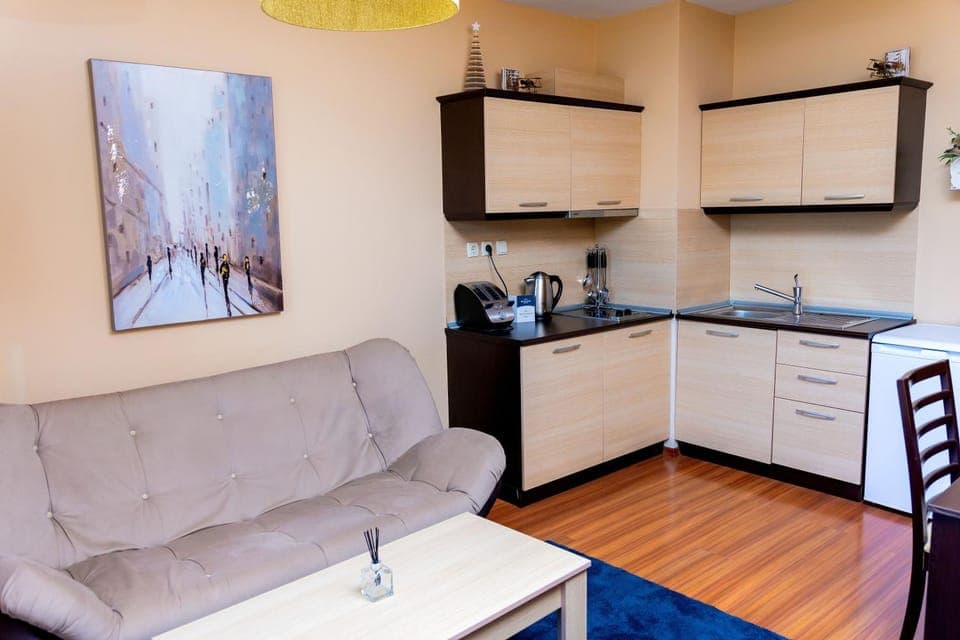 Coffee/tea facilities, Kitchen or kitchenette, Dining area, stove