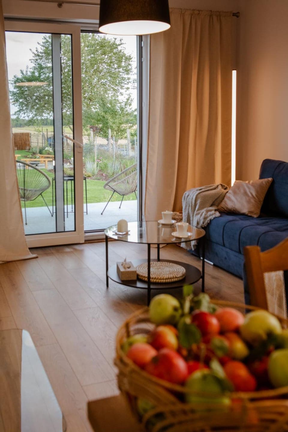 Living room, Food and drinks, Photo of the whole room, Decorative detail, Seating area, Food