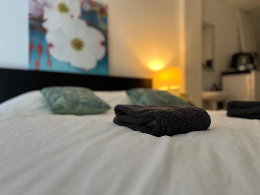 Bed, towels