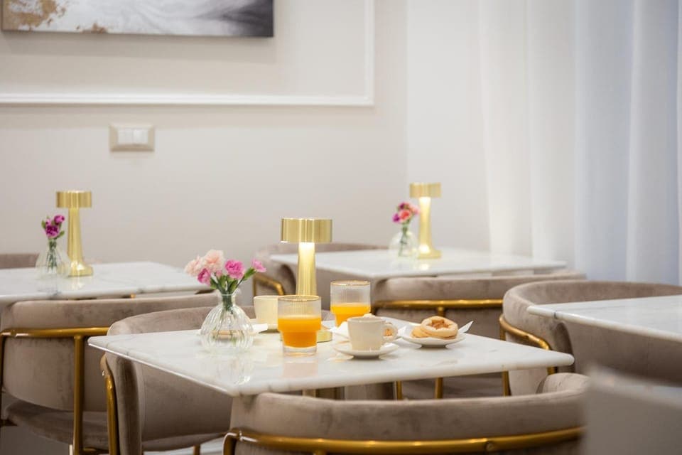 Restaurant/places to eat, Communal lounge/ TV room, Communal kitchen