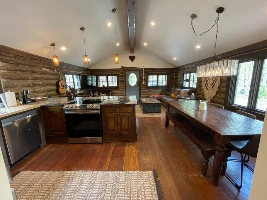 Property building, Kitchen or kitchenette, Dining area, dishwasher, pet friendly, stove