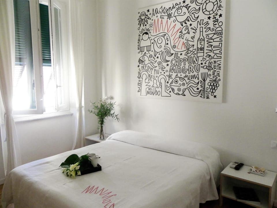 Bed, Day, Decorative detail