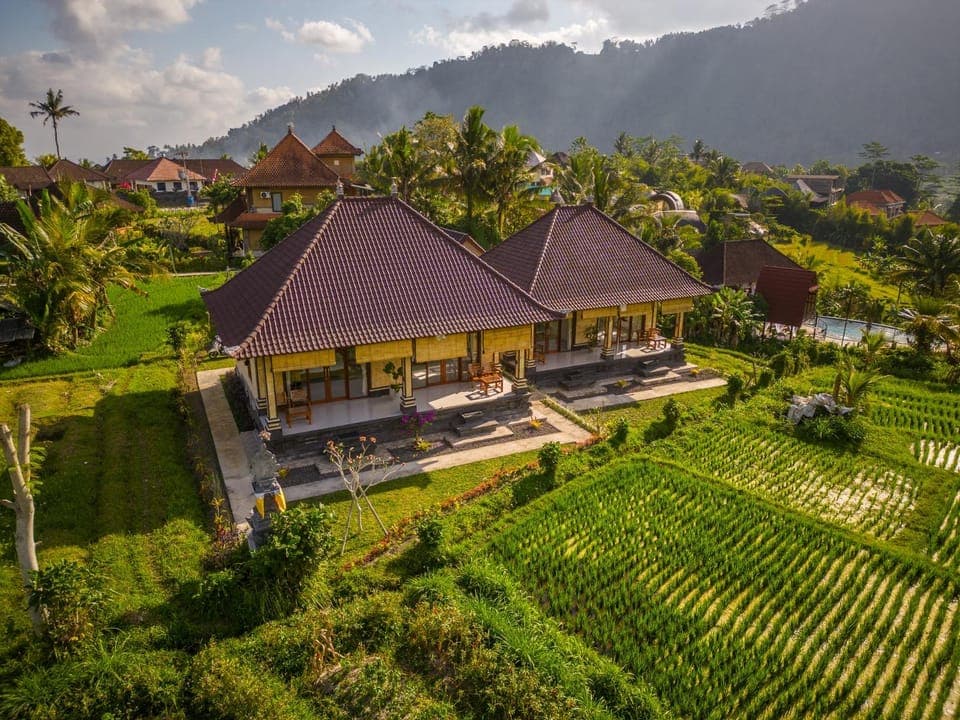 Property building, Spring, Day, Natural landscape, Garden, Garden view, Mountain view