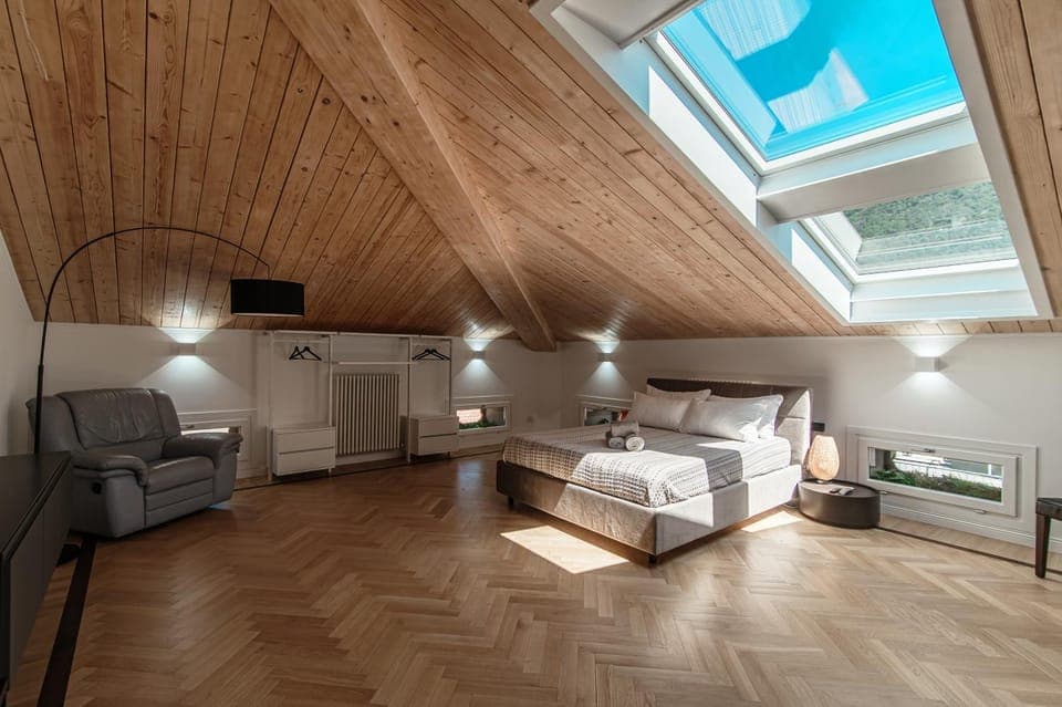 Bed, Photo of the whole room, Seating area, Bedroom