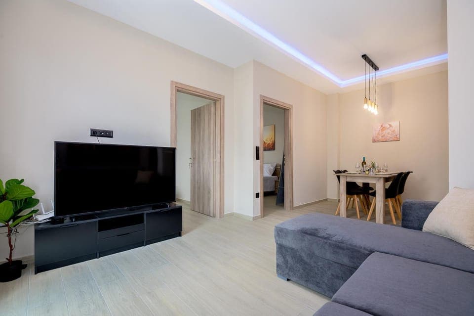 TV and multimedia, Living room, Seating area, Evening entertainment