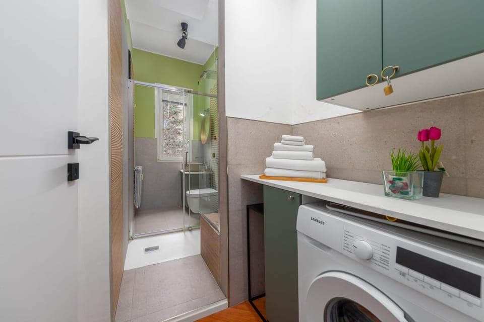 Shower, Bathroom, towels, washing machine