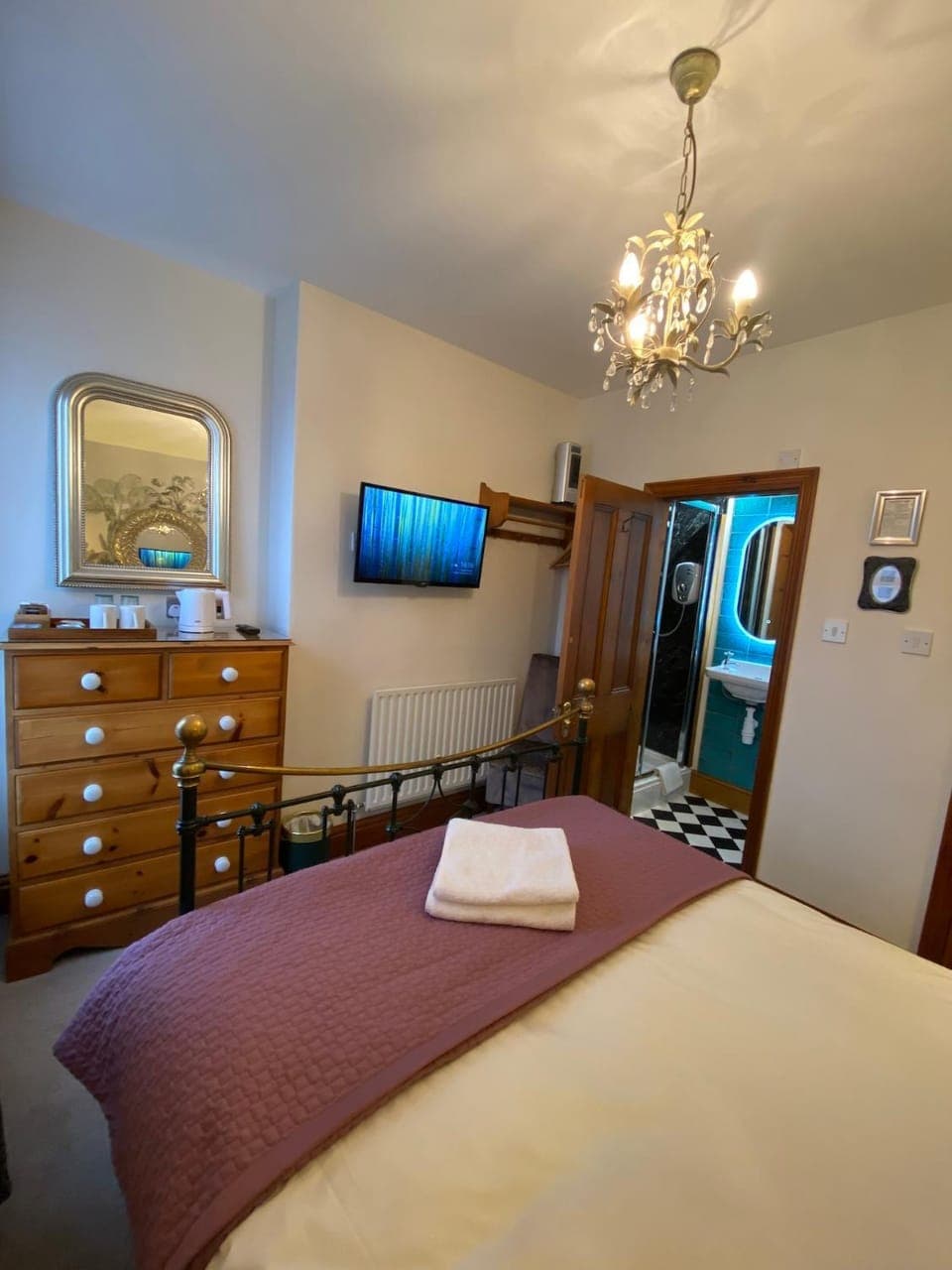 Bed, TV and multimedia, Bedroom, towels