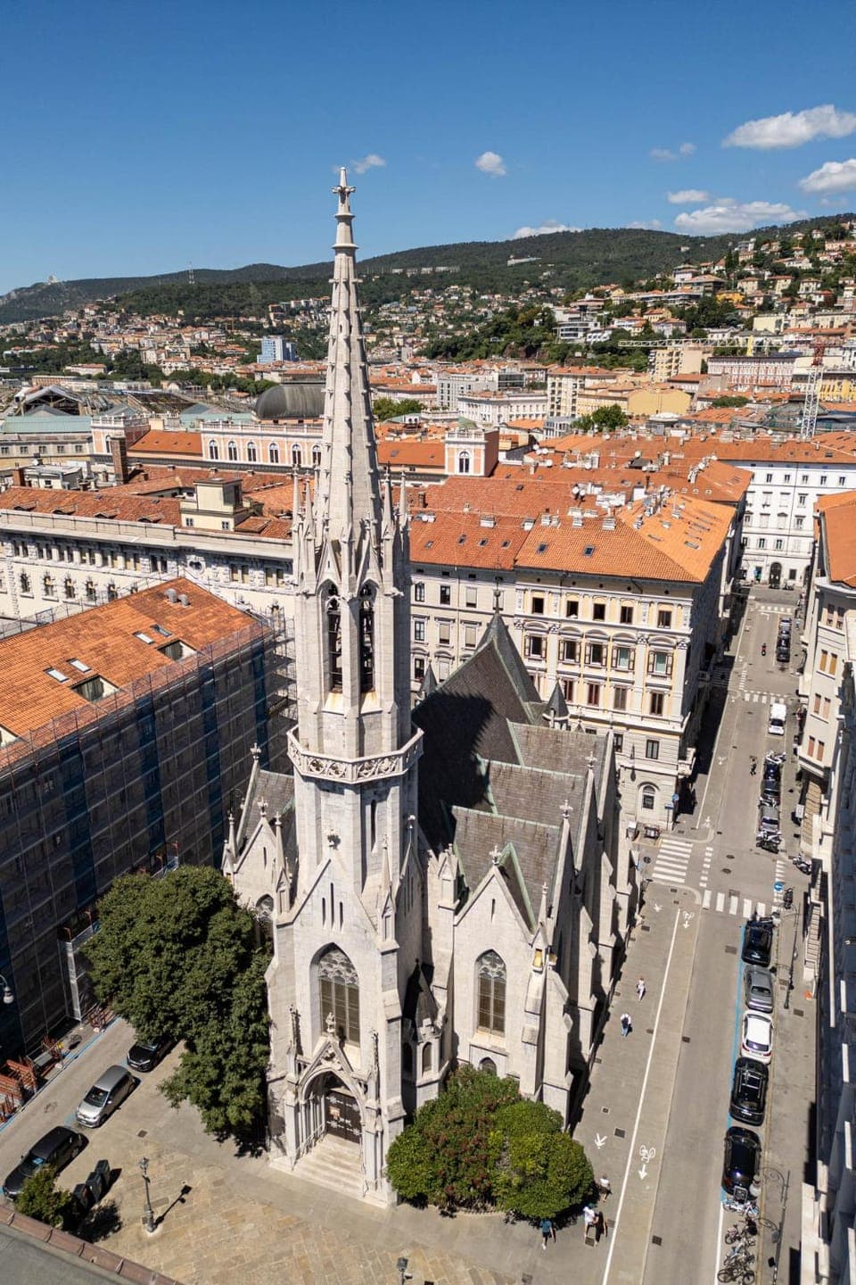 Property building, Nearby landmark, Day, Neighbourhood, Natural landscape, Bird's eye view, City view, Landmark view, Street view, Location, Parking