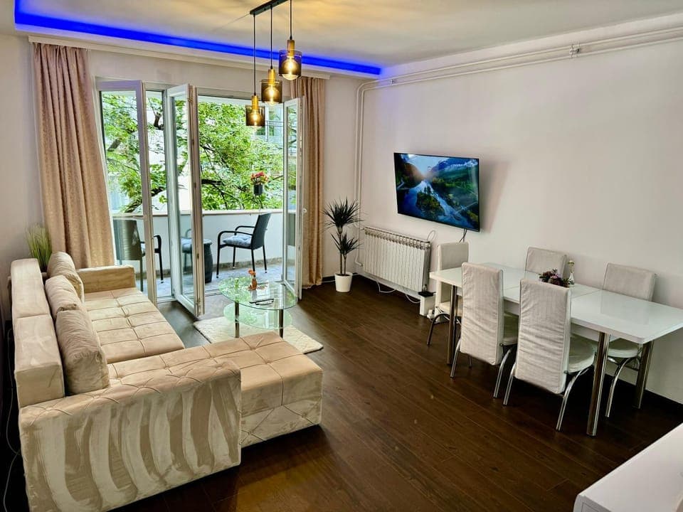 Communal lounge/ TV room, TV and multimedia, Seating area, Dining area, Evening entertainment