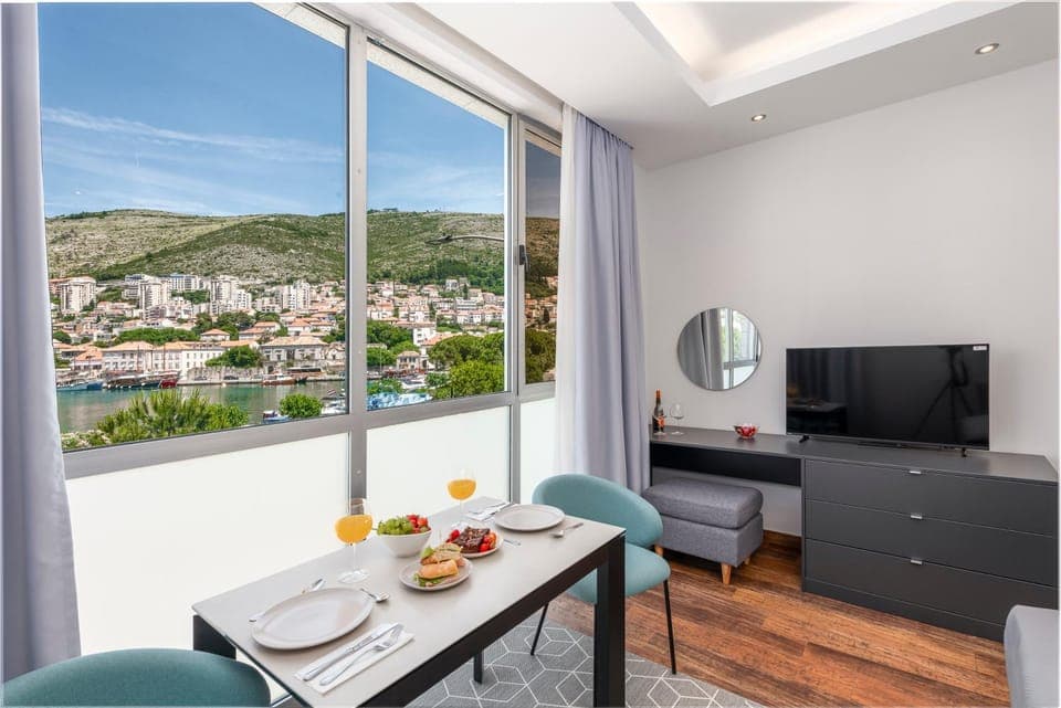 Communal lounge/ TV room, Natural landscape, TV and multimedia, View (from property/room), Balcony/Terrace, Living room, Food and drinks, Seating area, Dining area, Evening entertainment, Food, Mountain view, Drinks