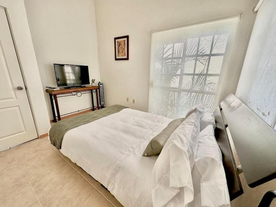 Bed, TV and multimedia, Photo of the whole room, Bedroom