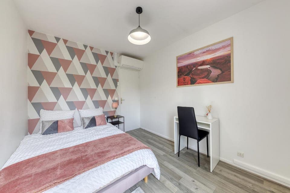 Bed, Photo of the whole room, Seating area, Bedroom, air conditioner