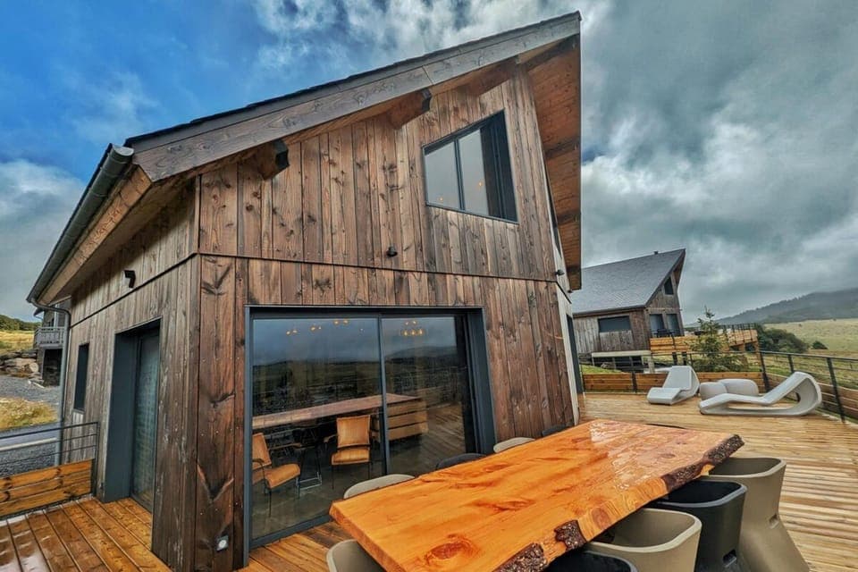 Property building, Patio, Day, Natural landscape, BBQ facilities, Mountain view