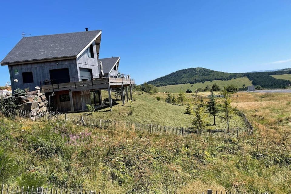 Property building, Spring, Day, Natural landscape, Mountain view