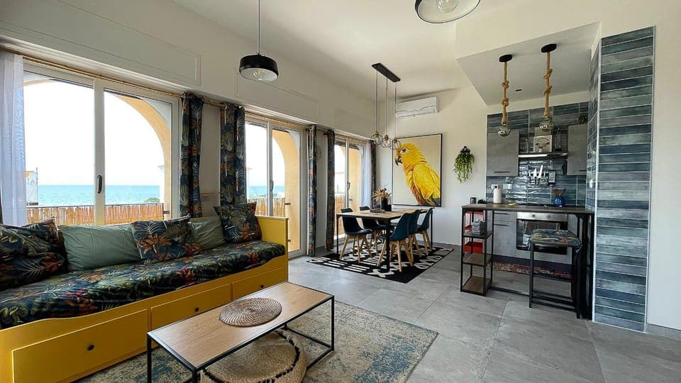 Kitchen or kitchenette, Living room