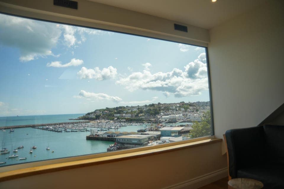 Communal lounge/ TV room, Sea view