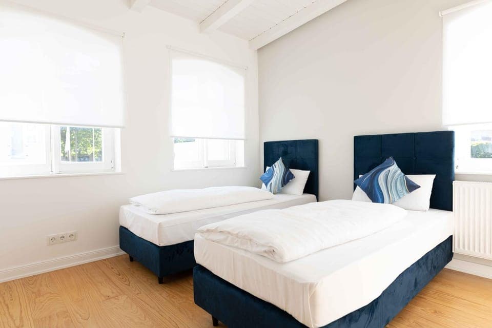 Bed, Bedroom, soundproof, towels