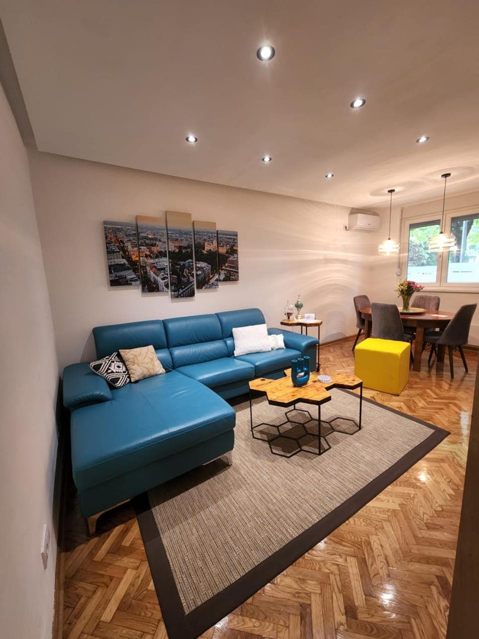 Living room, Seating area