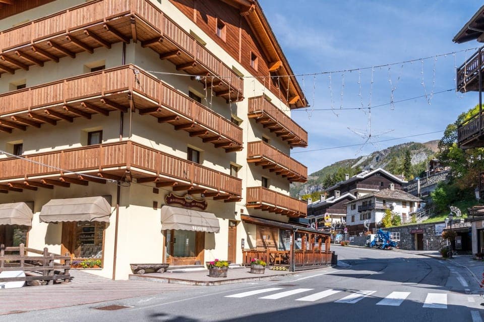 Property building, Neighbourhood, Mountain view