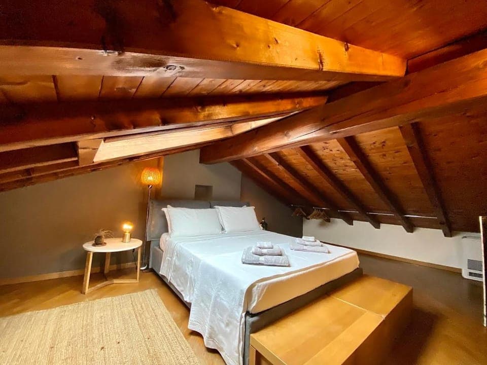 Photo of the whole room, Bedroom, towels