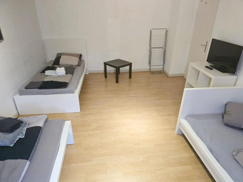 Bed, TV and multimedia, Photo of the whole room, Evening entertainment, Bedroom, towels