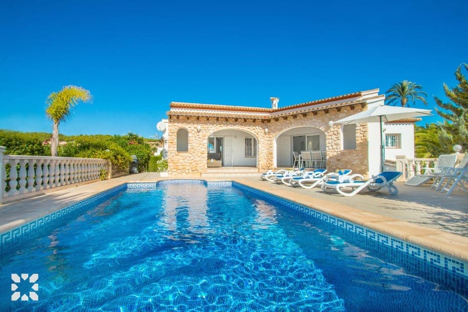 Property building, Patio, Day, Pool view, Swimming pool, sunbed