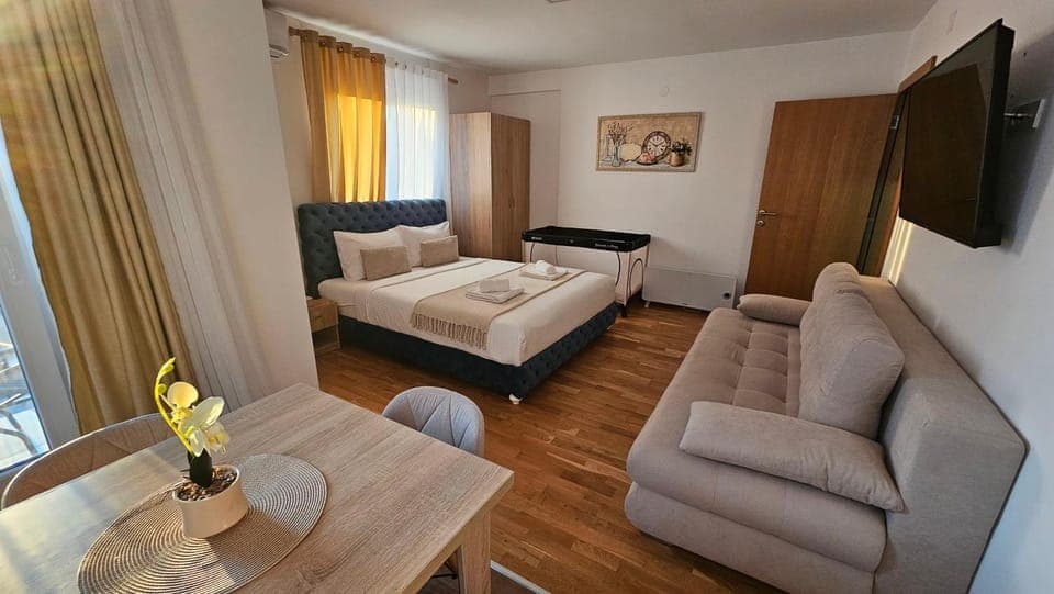 Bed, TV and multimedia, Living room, Photo of the whole room, Seating area, Bedroom