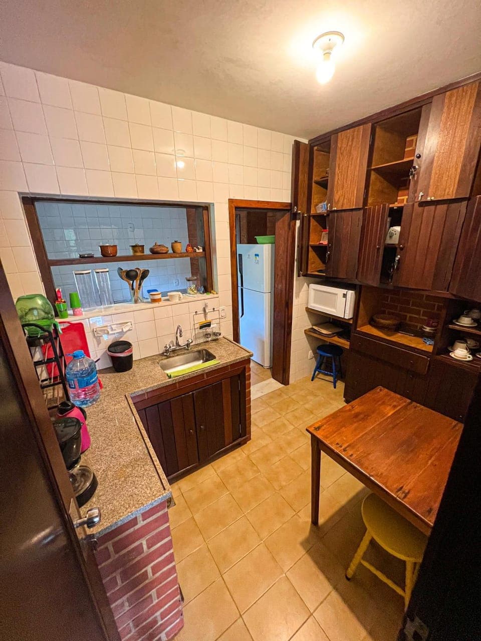 Kitchen or kitchenette, minibar