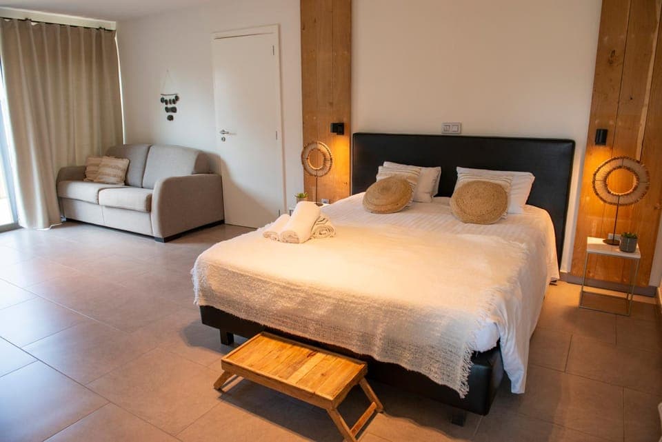 Bed, Living room, Photo of the whole room, Bedroom