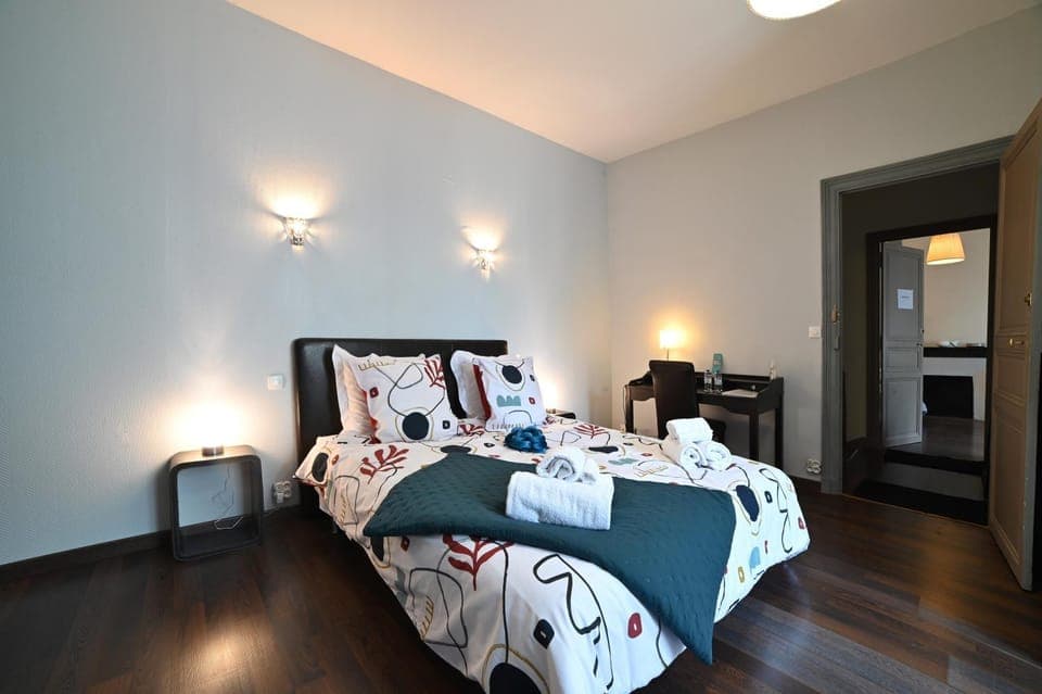 Bed, Photo of the whole room, Bedroom, towels