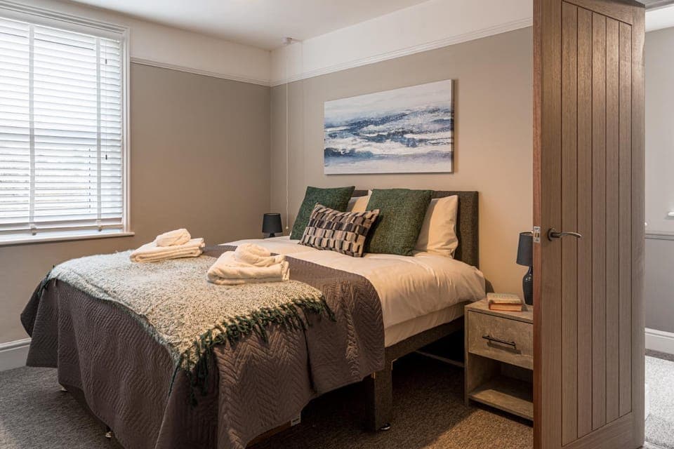 Bed, Bedroom, towels