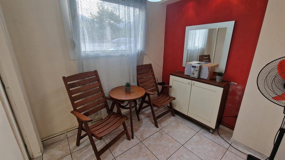 Karaoke, Living room, Seating area, Dining area