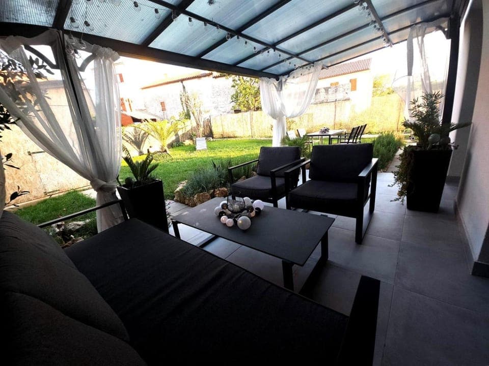 Patio, Spring, Natural landscape, Winter, Summer, BBQ facilities, Garden, Decorative detail, Seating area, Autumn, City view, Garden view, Inner courtyard view, Parking