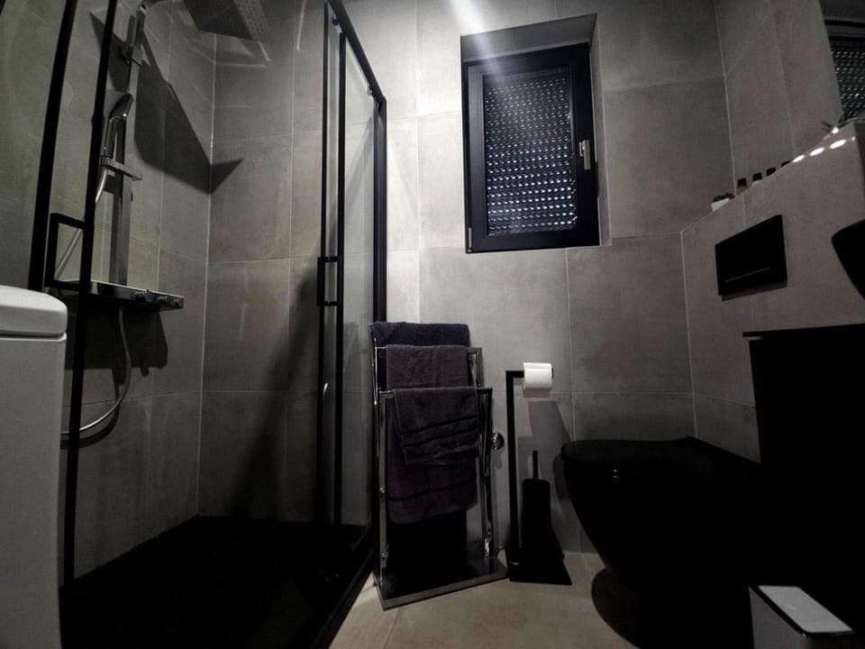 Shower, Toilet, Bathroom, heating, towels, washing machine