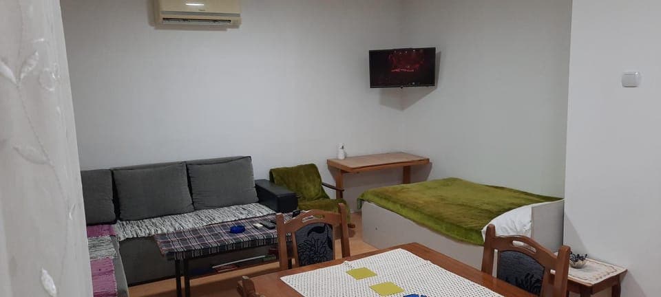 Bed, TV and multimedia, Living room, Seating area, air conditioner