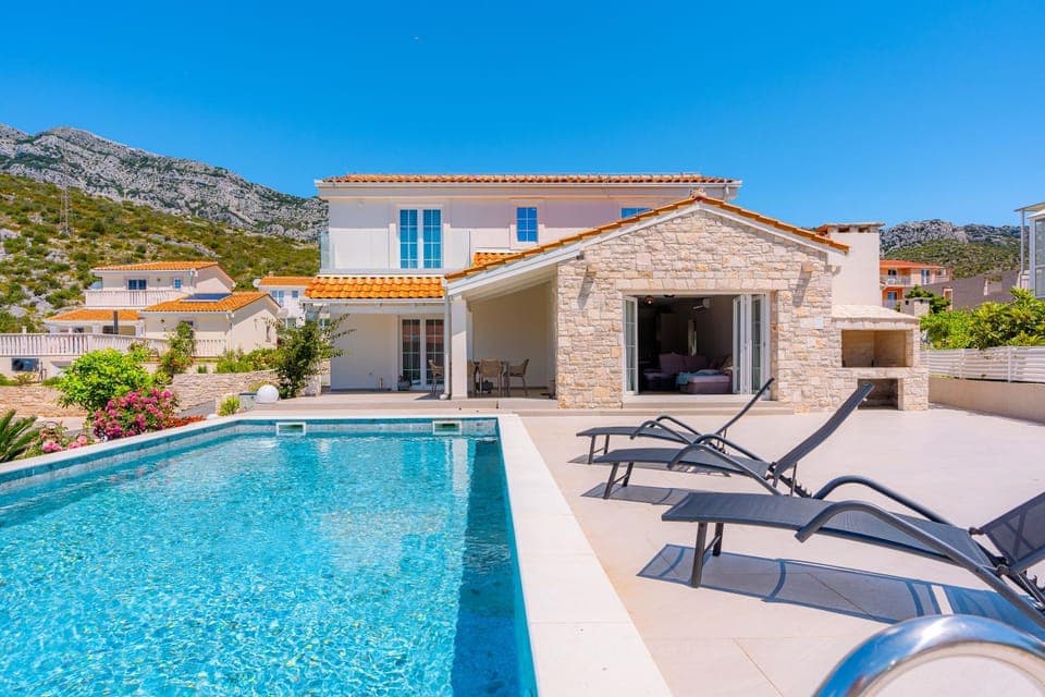 Property building, Mountain view, Pool view, Swimming pool, sunbed