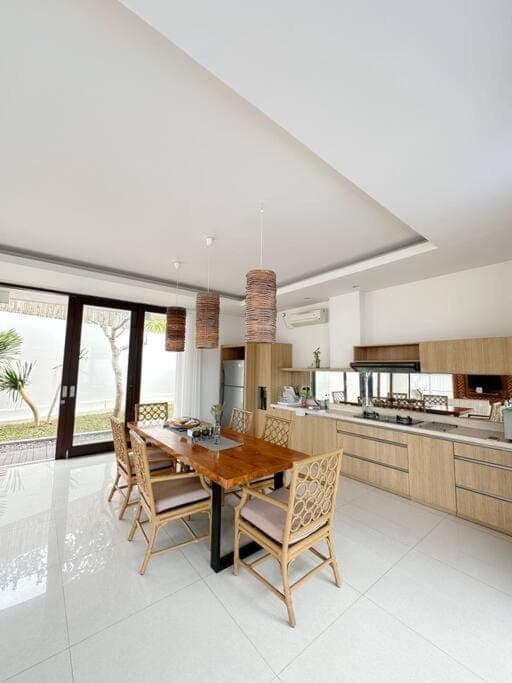 Kitchen or kitchenette, Dining area