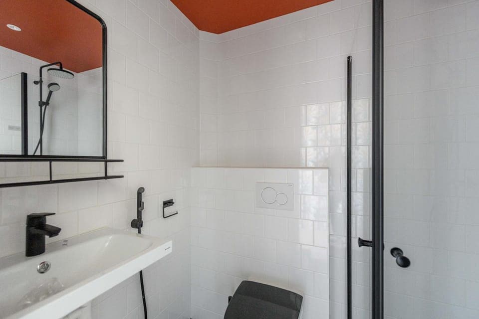 Shower, Toilet, Bathroom, bidet, hair dryier, heating, towels