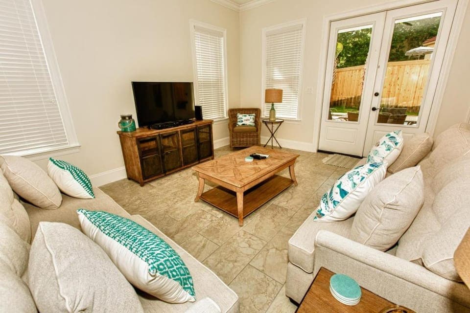 Wanderlust - Modern Home Close to the Beach Private Pool House in Destin