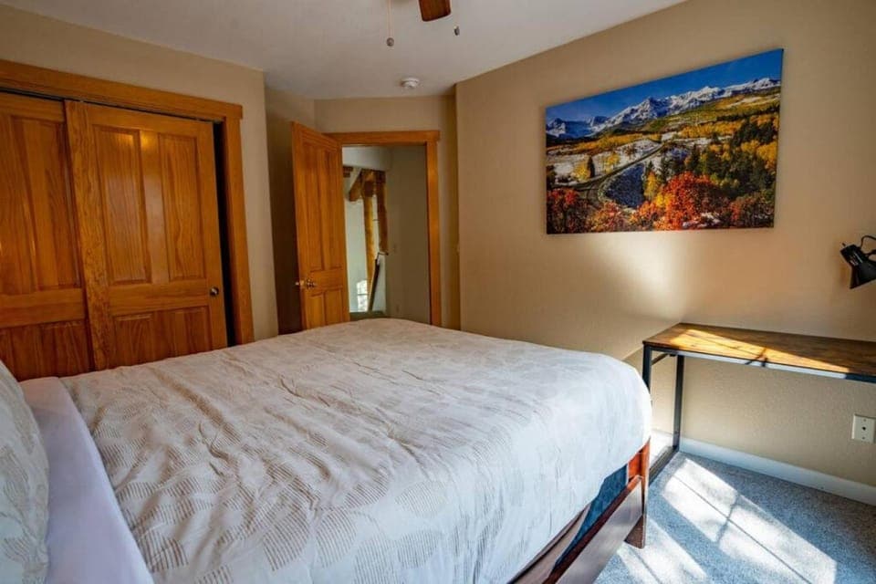 Serenity Skyline Lodge House in Colorado Springs