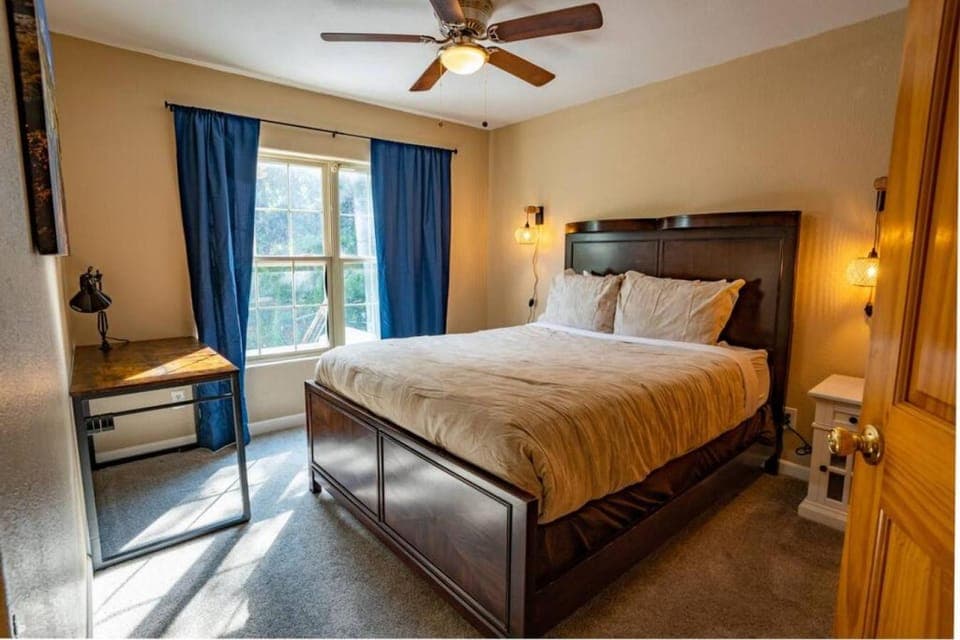 Serenity Skyline Lodge House in Colorado Springs