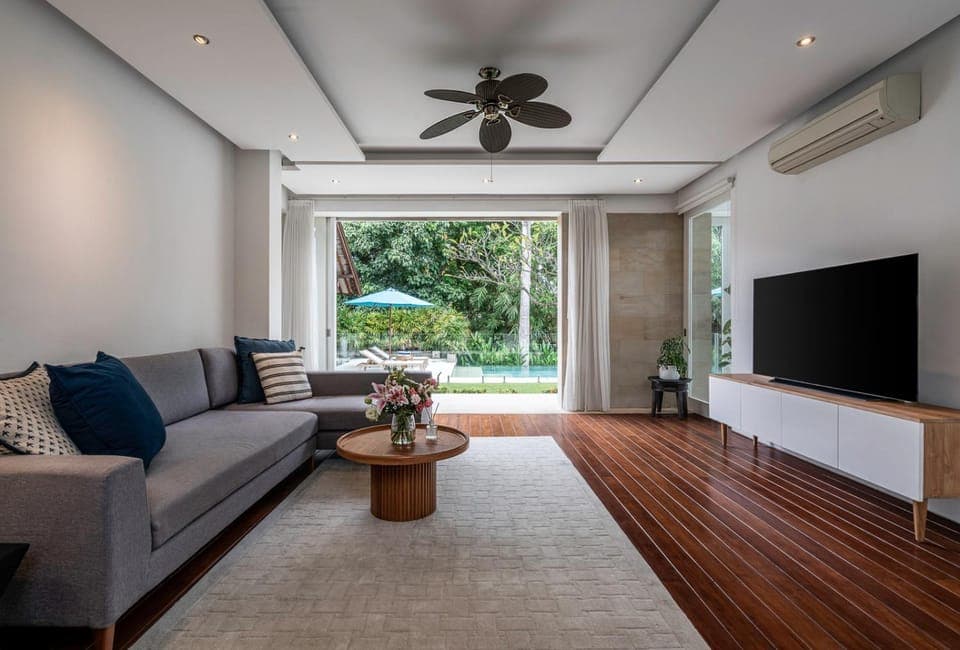 TV and multimedia, Living room, Pool view