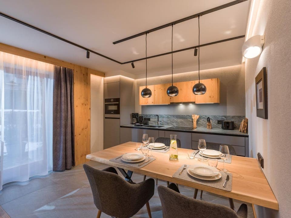 Kitchen or kitchenette, Dining area