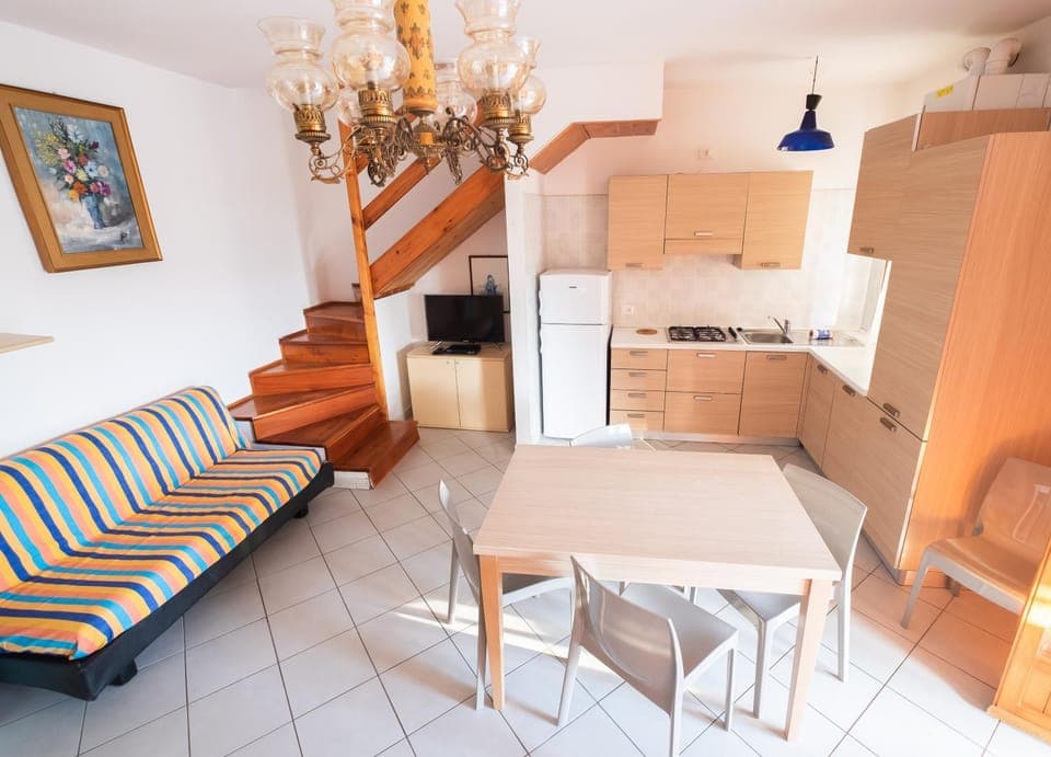 Kitchen or kitchenette, Seating area, Dining area